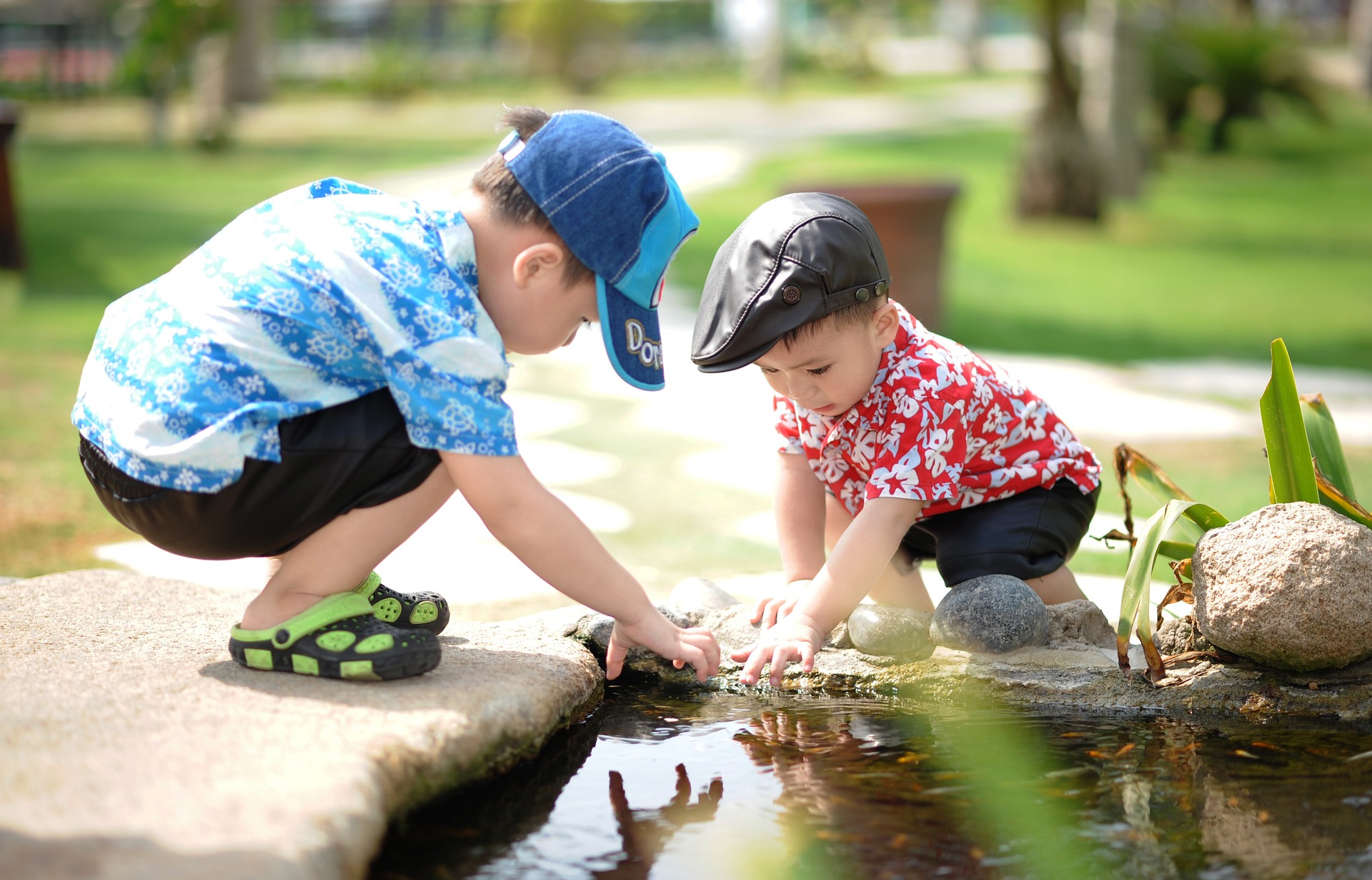 Kinder spielen draußen am Wasser