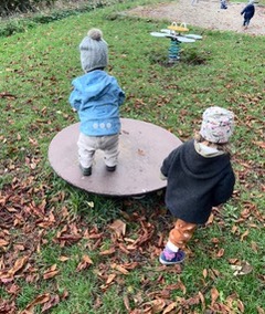 Kinder entdecken draußen eine Spielscheibe