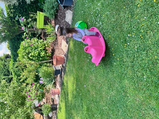 Kind spielt im Garten