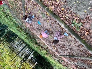 Kinder spielen draußen im Sandbereich