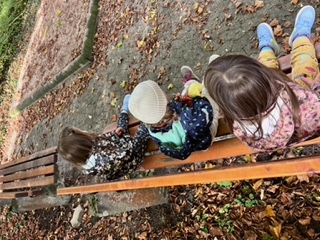 Kinder sitzen zusammen auf einer Bank